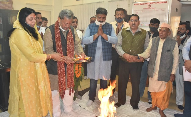 देहरादून: सीएम तीरथ सिंह रावत ने पूजा-पाठ के बाद ग्रहण किया कार्यभार, पहली बार पहुंचे सचिवालय