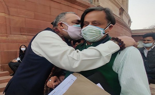 शशि थरूर के कान में गिरिराज सिंह ने क्या कहा!  ‘सच’ आया सामने