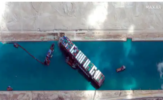 suez canal आखिरकार स्वेज नहर से निकला कई दिनों से फंसा विशाल मालवाहक जहाज