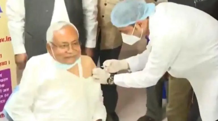 प्रधानमंत्री के बाद नितीश कुमार ने भी लगवाई कोरोना वैक्सीन, देशभर में तेज़ हुआ टीका कारण अभियान