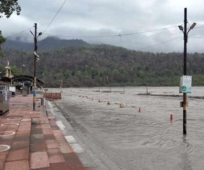 उत्तराखंड में जारी मूसलधार बारिश से बढ़ा नदियों का जलस्तर