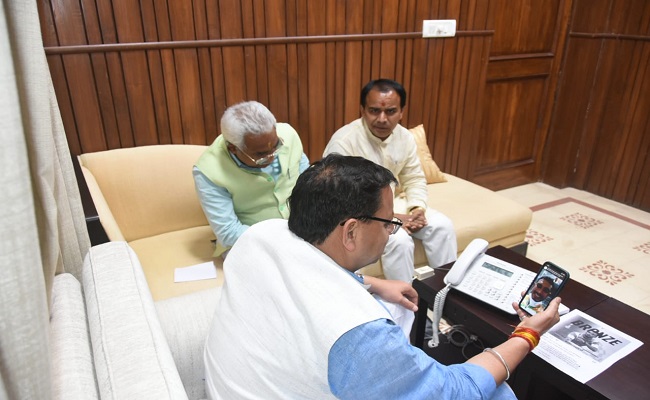 पैरालंपिक में कांस्य पदक जीतने पर प्रदेश के युवा बेडमिंटन खिलाड़ी मनोज सरकार को सीएम धामी ने दी बधाई