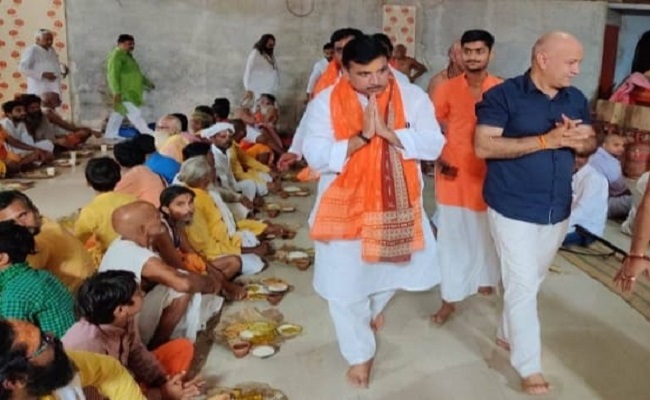 संतों से लिया आशीर्वाद: तिरंगा यात्रा निकालने से पहले डिप्टी सीएम सिसोदिया-संजय सिंह भी राम की शरण में