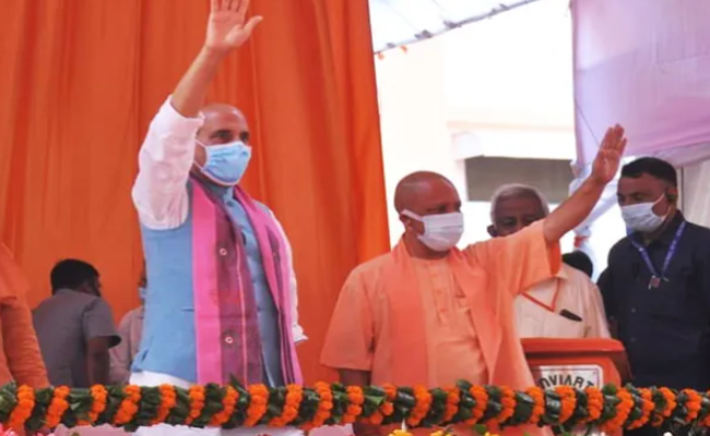 [Video]रक्षा मंत्री राजनाथ सिंह बोले, योगी का नाम लेते ही अपराधियों का दिल धड़कने लगता है
