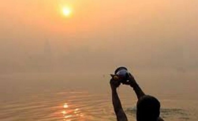 रविवार को भगवान सूर्य देवता को जल चढ़ाने के होते हैं कई फायदे, जानिए अर्घ्य देने का सही तरीका