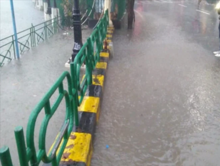 नैनीताल: भारी बारिश के चलते उफनाई नैनी झील, माल रोड तक पानी ने मारे हिलोरे-देखे वीडियो