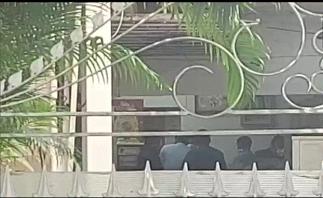 महाराष्ट्र के पूर्व गृह मंत्री अनिल देशमुख  के कई परिसरों में सीबीआई की छापेमारी