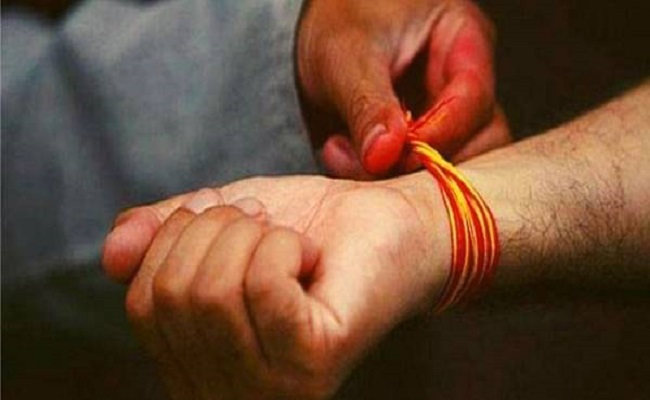 कलाई पर क्यों बांधा जाता है कलावा, जानिए  इसके नियम-धार्मिक और वैज्ञानिक महत्व