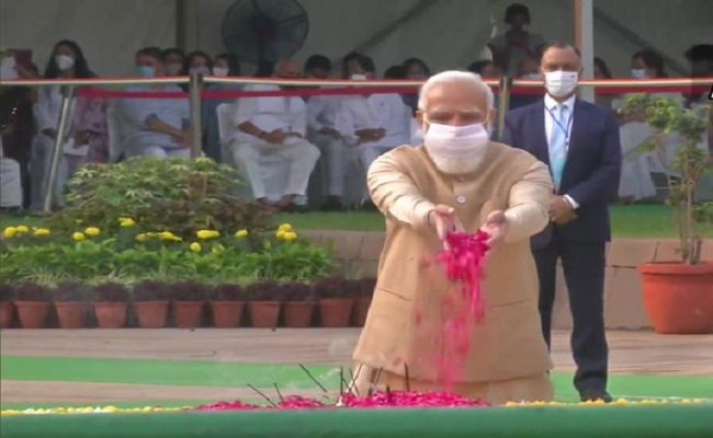 गांधी जयंती: राजघाट पहुंच कर पीएम मोदी ने महात्मा गांधी को दी श्रद्धांजलि, सोनिया गांधी-सीएम केजरीवाल ने भी किया याद