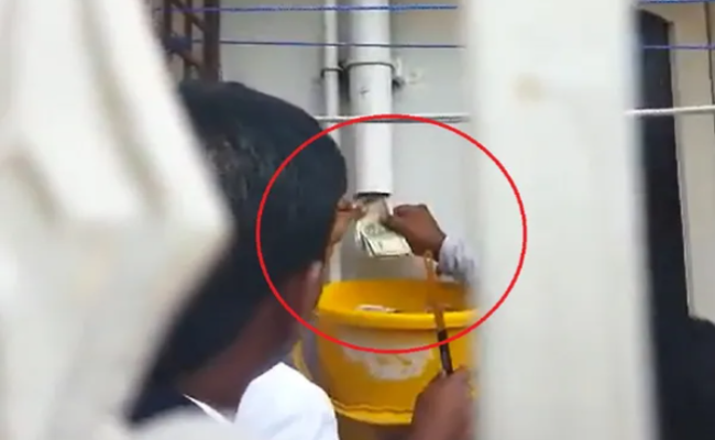 कर्नाटक: पीडब्ल्यूडी के जूनियर इंजिनियर के घर पर छापेमारी, ड्रेनेज पाइप से मिले 13 लाख रुपये-देखे वीडियो