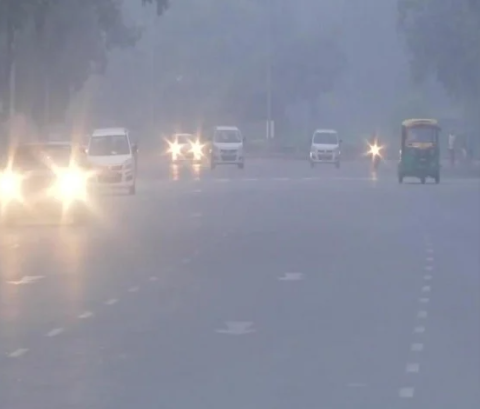 वायु प्रदुषण का कहर: अभी भी बंद रहेंगे दिल्ली में स्कूल, 26 नवम्बर तक ट्रको के प्रवेश पर भी प्रतिबन्ध