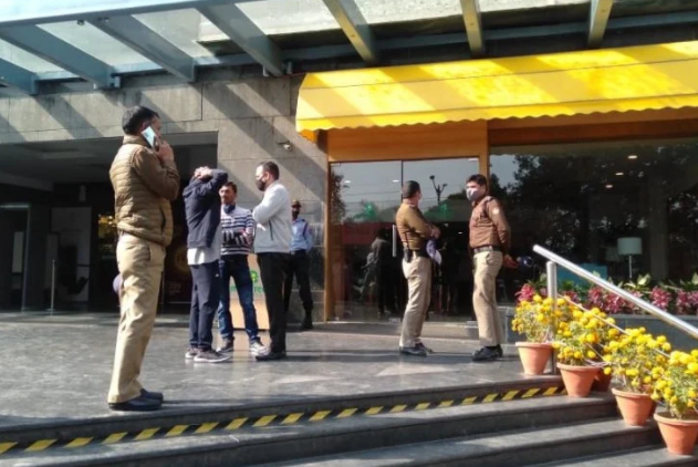 उत्तराखंड: राजधानी दून के एक होटल में आयकर विभाग की छापेमारी, पैसिफिक ग्रुप से जुड़ी संपत्तियों पर कार्रवाई जारी