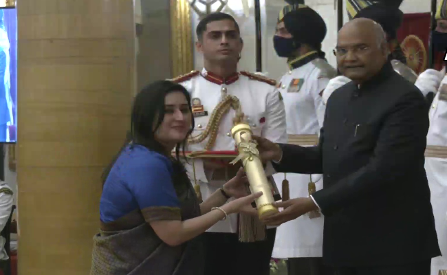 पूर्व विदेश मंत्री सुषमा स्वराज मरणोपरांत पद्म विभूषण पुरस्कार से सम्मानित, बेटी बांसुरी स्वराज ने ग्रहण किया पुरस्कार