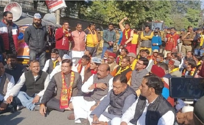 देवस्थानम बोर्ड पर गर्म सियासत, पुरोहितों ने दून में निकाली आक्रोश रैली, पुलिस से हुई भिड़ंत