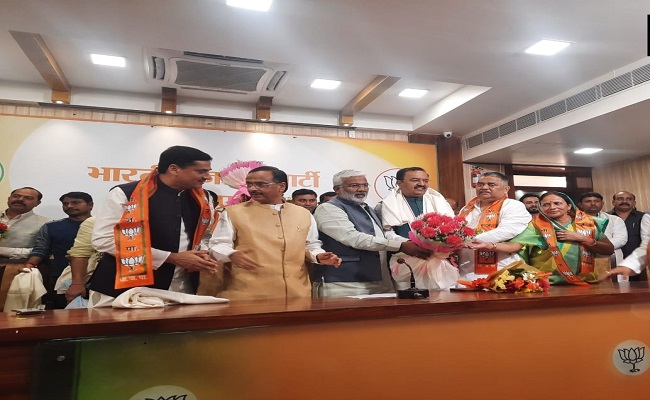 यूपी विधानसभा चुनाव से पहले एसपी और बीएसपी को बड़ा झटका, कुल 6 एमएलसी बीजेपी में शामिल