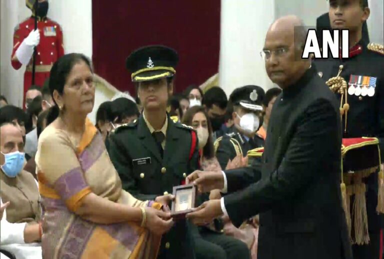 उत्तराखंड: शहीद मेजर विभूति ढौंडियाल को मिला मरणोपरांत शौर्य चक्र, पत्नी लेफ्टिनेंट नितिका कौल और मां ने किया पुरस्कार ग्रहण