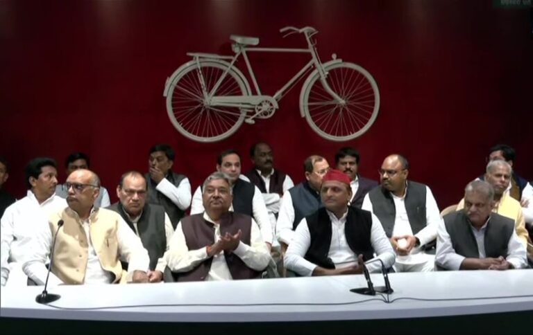 पूर्वांचल की सियासत का कद्दावर ब्राह्मण चेहरा हरिशंकर तिवारी के परिवार ने थामा समाजवादी पार्टी का दामन