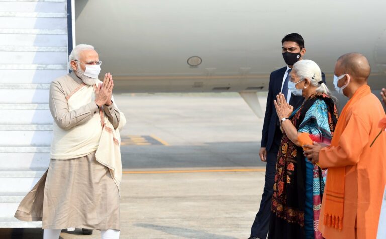 दो दिवसीय दौरे पर वाराणसी पहुंचे पीएम मोदी: कुछ ही देर में काशी-विश्‍वनाथ कॉरिडोर का करेंगे उद्घाटन