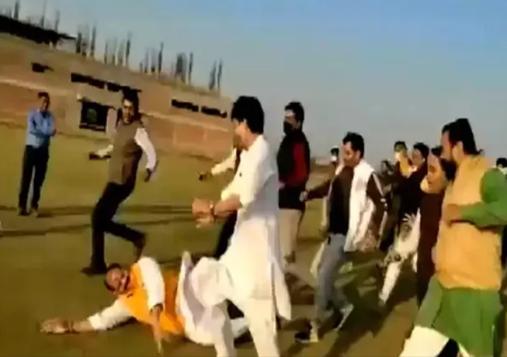ग्वालियर: स्टेडियम का अवलोकन करने पहुंचे सिंधिया ने लगाई दौड़, साथ में दौड़ रहे नेताजी हुए धड़ाम! देखें वीडियो