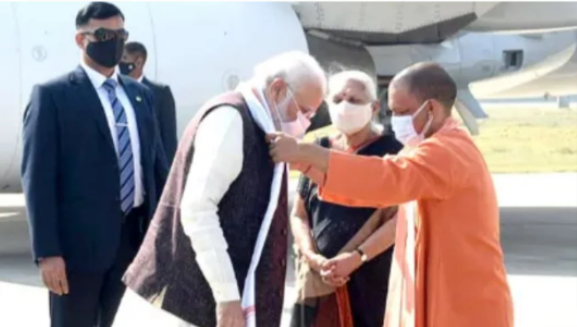 यूपी में पीएम मोदी: ‘गोरखपुर’ आगमन के बाद प्रधानमंत्री ने किया खाद कारखाने का उद्घाटन, देखे लाइव वीडियो