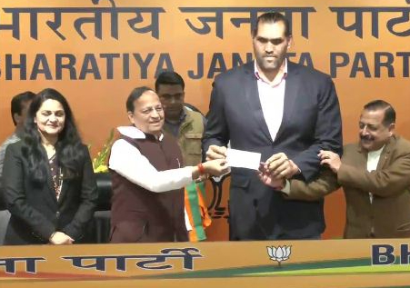 राजनीति में हुई पहलवान की एंट्री: द ग्रेट खली ने थामा भाजपा का दामन
