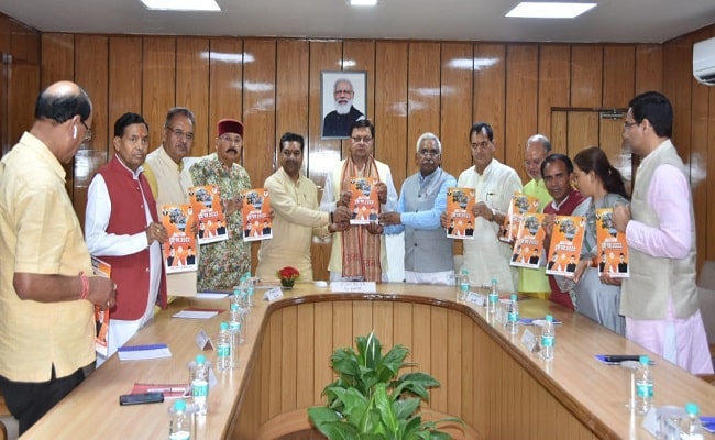 उत्तराखंड: धामी सरकार 2.0 की पहली कैबिनेट बैठक में बीजेपी संगठन ने सौंपा दृष्टि पत्र