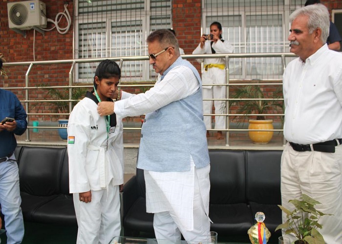 डीपीएस देहादून में कैबिनेट मंत्री गणेश जोशी ने ताइक्वांडो विजेताओं को बांटे पुरस्कार