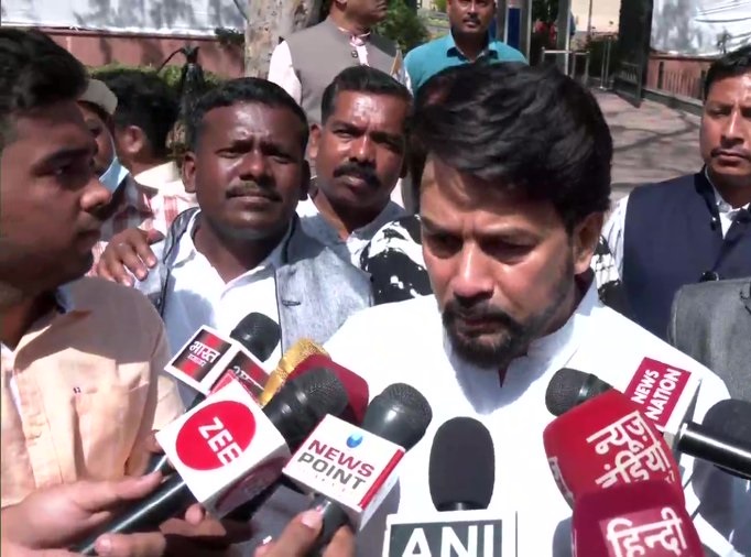अनुराग ठाकुर ने सोनिया गांधी पर साधा निशाना, बोले-वे गांधी परिवार के बाहर नहीं देखती