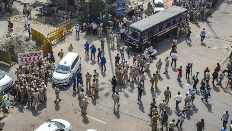 दिल्ली के जहांगीरपुरी में फिर बिगड़े हालात: क्राइम ब्रांच की टीम पर पथराव, एक पुलिसकर्मी घायल