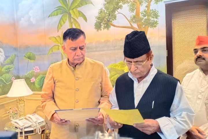 Azam Khan: आज UP Assembly में आजम खान और बेटे अब्दुल्ला ने ली विधायक पद की शपथ