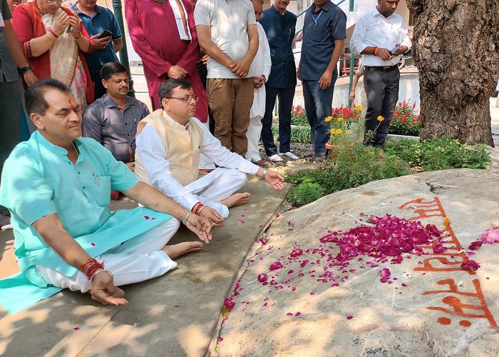 नैनीताल: सीएम धामी पहुंचे कैंची धाम, किए बाबा नीम करोली महाराज के दर्शन