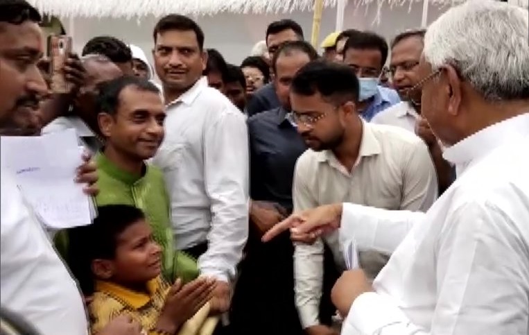बिहार: सीएम नीतीश कुमार सामने 11 साल के बच्चे ने खोली राज्य में शराबबंदी की पोल, बताया शिक्षा का हाल