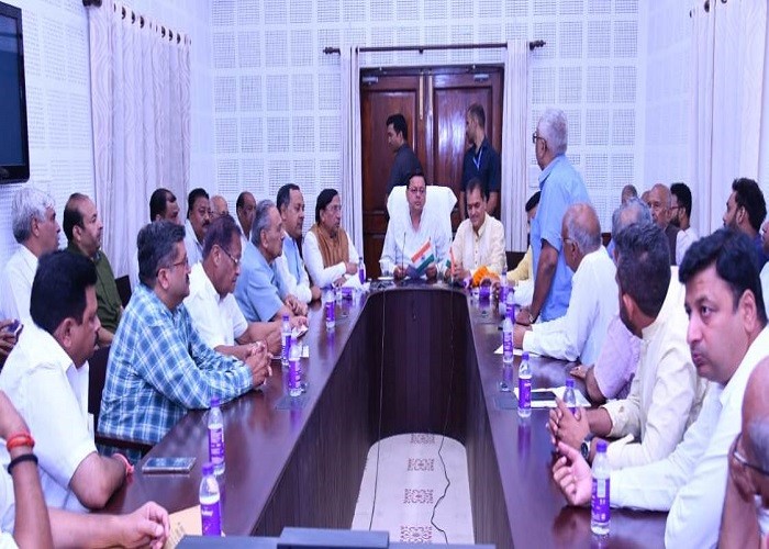 सीएम धामी से मिले प्रदेश उद्योग व्यापार से जुड़े विभिन्न संगठनों के सदस्य, अपनी विभिन्न समस्याओं से कराया अवगत