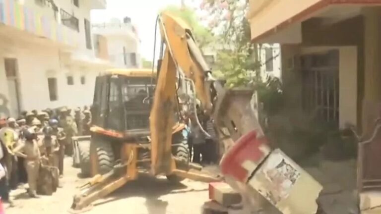 प्रयागराज हिंसा के कथित मास्टर माइंड जावेद मोहम्मद के घर चला योगी का बुलडोजर, देखे वीडियो