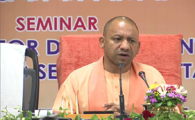 बड़ा हादसा टला, बर्ड हिट के चलते सीएम योगी के हेलिकॉप्टर की कराई इमरजेंसी लैंडिंग