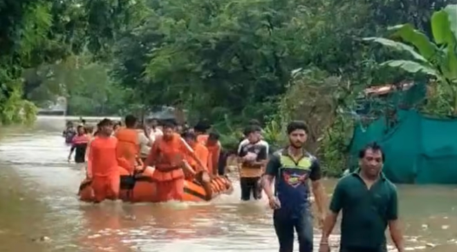 गुजरात में बाढ़ से बेकाबू हुए हालात, अब तक 61 की मौत