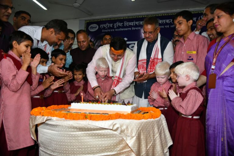 सीएम धामी ने दिव्यांग बच्चों के साथ अपना जन्म दिवस मनाया, की ये घोषणा