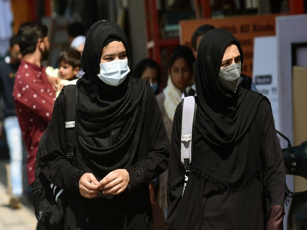 हिजाब विवाद मामला: सुप्रीमकोर्ट के दोनों की राय अलग-अलग, अब चीफ जस्टिस करेंगे फैसला