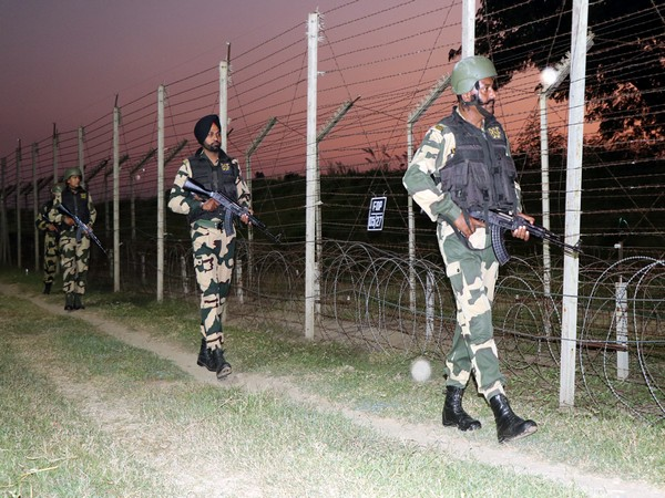 जम्मू-कश्मीर: बीएसएफ ने की अंतर्राष्ट्रीय सीमा पर घुसपैठ की कोशिश नाकाम, एक घुसपैठिया मारा-1 गिरफ्तार