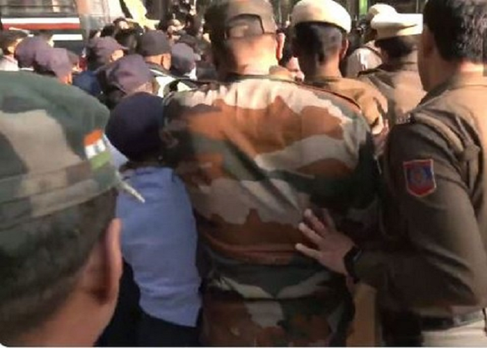 बीबीसी की डॉक्यूमेंट्री को लेकर दिल्ली यूनिवर्सिटी में बवाल, 24 छात्र हिरासत में
