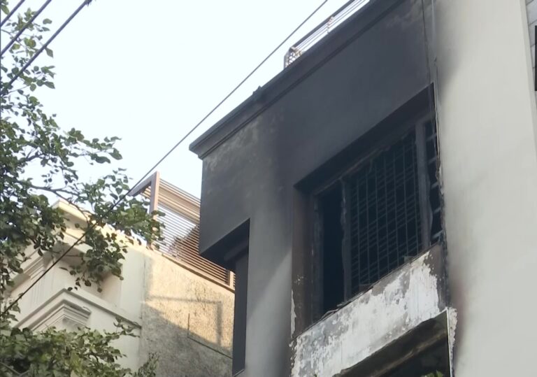 दिल्ली: ग्रेटर कैलाश-2 स्थित नर्सिंग होम में लगी भीषण आग, 2 लोगों की जलकर मौत-6 को रेस्क्यू किया गया