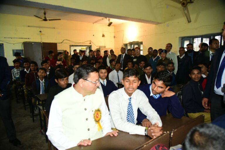 थारू राजकीय इण्टर कॉलेज पहुंचे सीएम धामी, बच्चों के बीच स्कूली दिनों को याद कर हुए भावुक