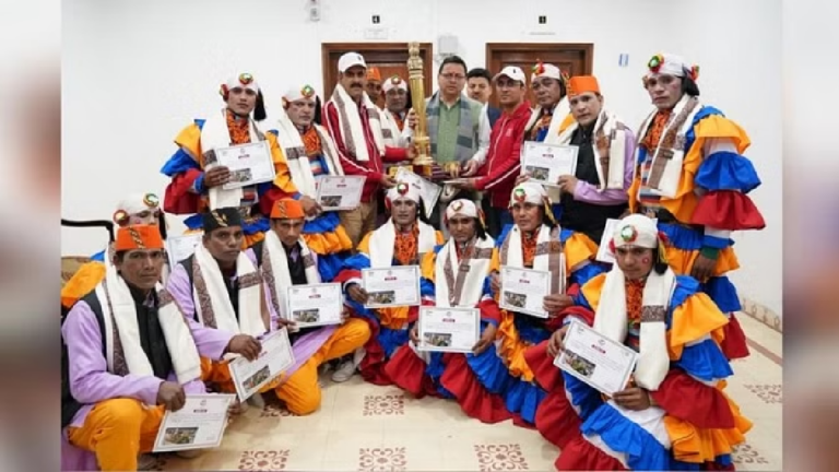 मुख्यमंत्री पुष्कर सिंह धामी ने की घोषणा  मानसखंड झांकी के प्रत्येक कलाकार को मिलेगे50-50 हजार रुपये