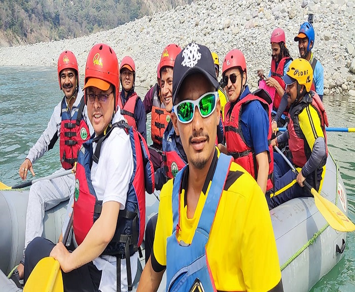 राज्य में साहसिक पर्यटन की गतिविधियों को बढ़ावा देने के मकसद से खुद राफ्टिंग करने उतरे सीएम धामी