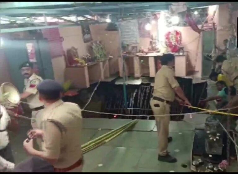 इंदौर: बेलेश्वर महादेव झूलेलाल मंदिर का कुआं धंसा, कई श्रद्धालु सुरक्षित निकाले गए