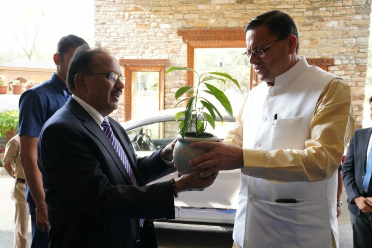 सीएम धामी  से एनएसएअजीत डोभाल ने की भेंट, विभिन्न समसामयिक विषयों पर हुई चर्चा
