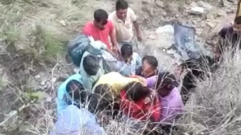 हादसा: श्रीनगर-खंदूखाल मार्ग पर खाई में गिरी कार, चालक की मौत, पत्नी-बेटी घायल