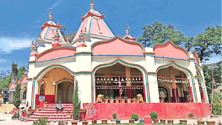बागेश्वर के कालिका मंदिर का एक हिस्सा झुका, मूर्ति भी खिसकी