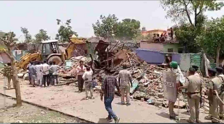 लालकुआं: हाईकोर्ट के आदेश के बाद रेलवे प्रशासन ने नगीना कॉलोनी में चलाया बुलडोजर