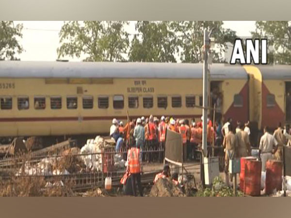 ओडिशा ट्रेन हादसा: बालासोर में प्रभावित रेल लाइनों पर फिर से ट्रेनों की आवाजाही शुरू, देखें वीडियो